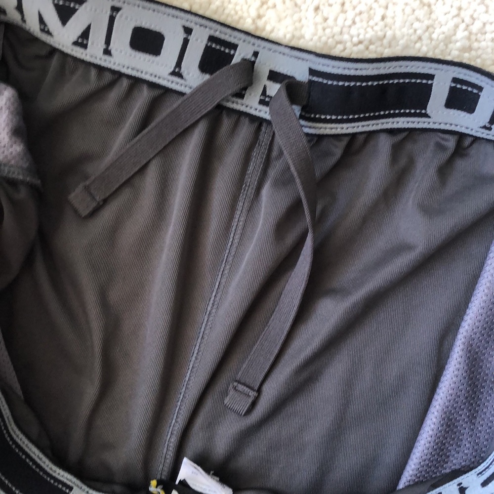 Brown University Men’s 2 XL Under Armour Shorts - Picture 8 of 16